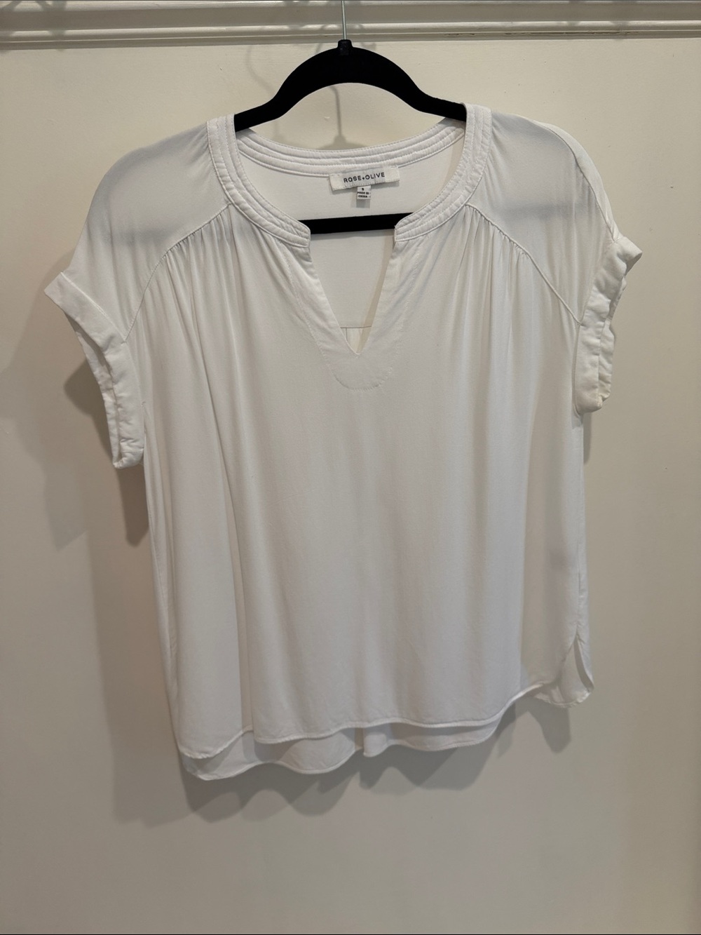 Rose & Olive White Split-Neck Short Sleeve Blouse